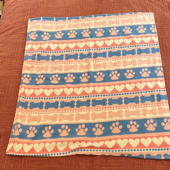 Cozy fleece Pet Blanket with Paw bone and Heart Design - Pink and Blue - Picture 2 of 8